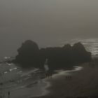 Playa de Portimão con niebla al atardecer.
