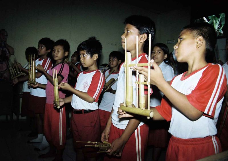 playing angklung