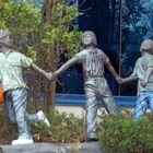 playing kids statue