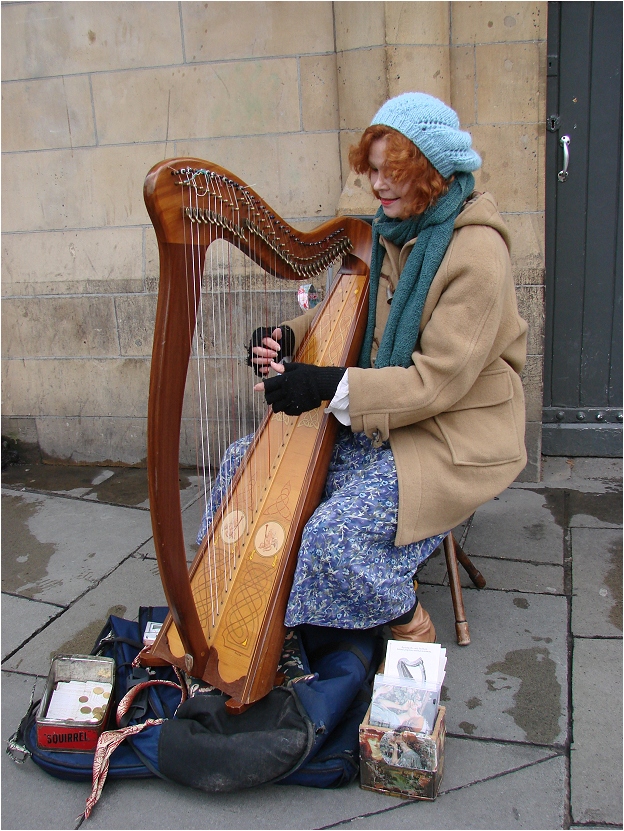 Playing the Irish Harp in Dublin Foto & Bild streetfotografie mit