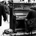 playing the piano in the pedestrian area