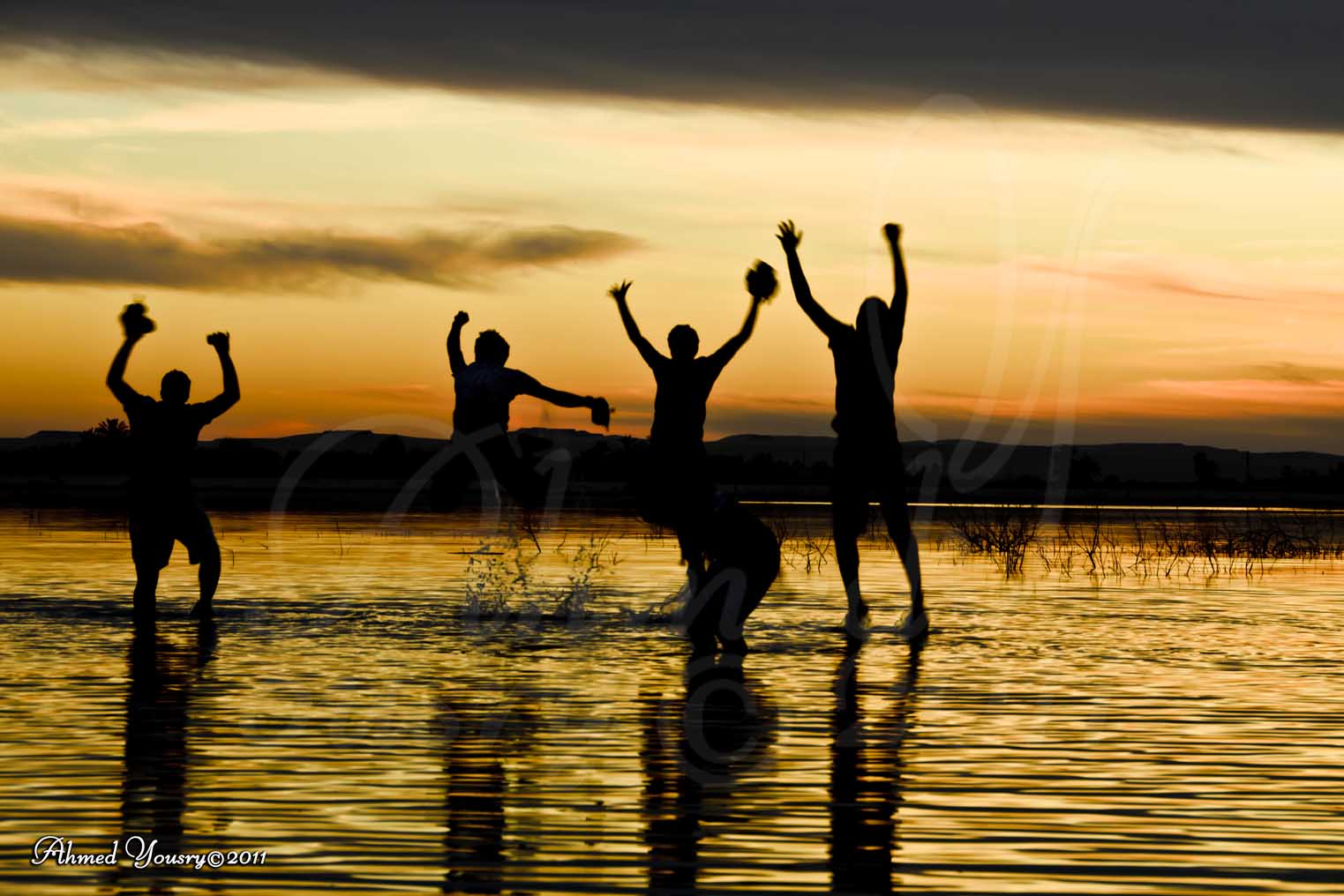 playing while sunset happen - Siwa