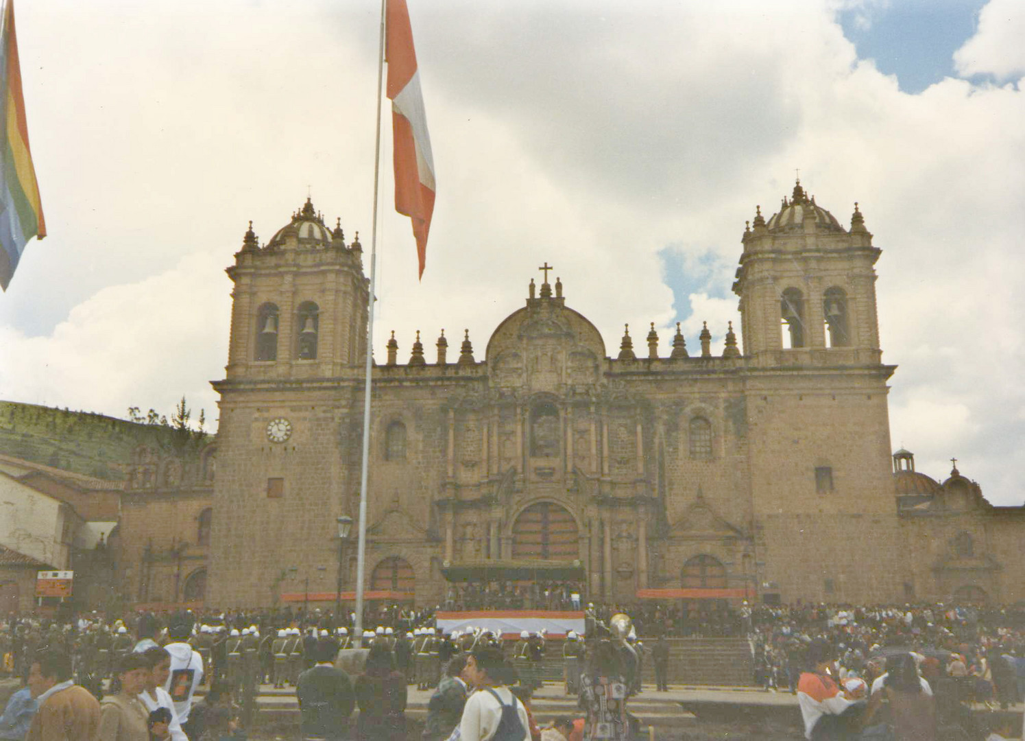 plaza de armas de cusco, aqui el cathedral