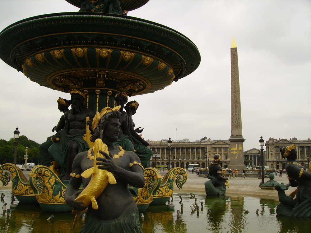 Plaza de la Concordia y Obelisco egipcio en el centro de Paris