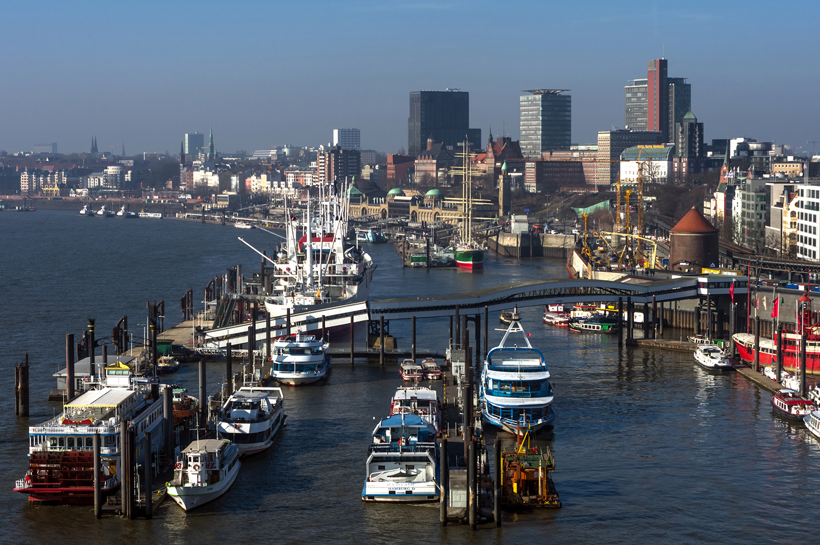 Plaza Elbphilharmonie ... Blick elbabwärts