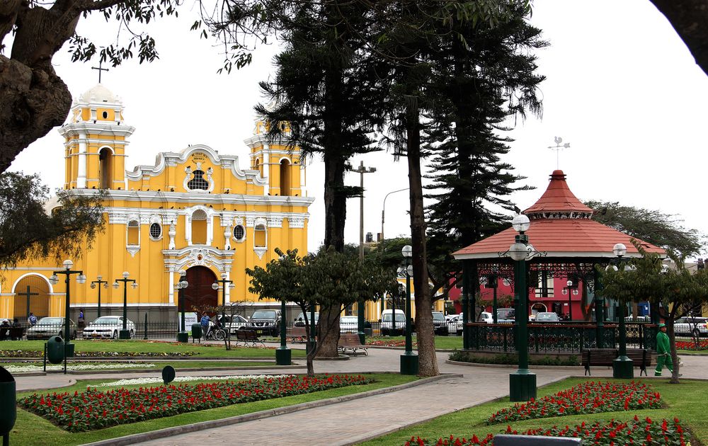 Plaza Mayor de Surco,Lima Perú by Gaby Larrañaga 