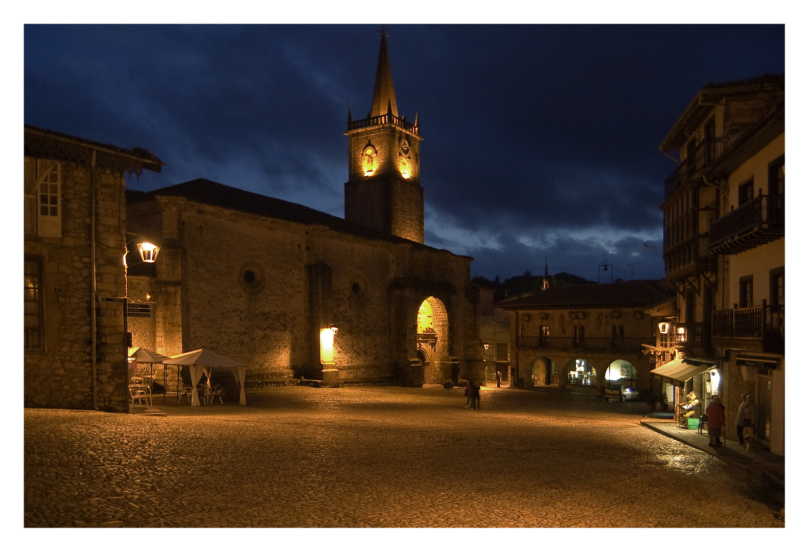 Plaza nocturna ( Comillas )