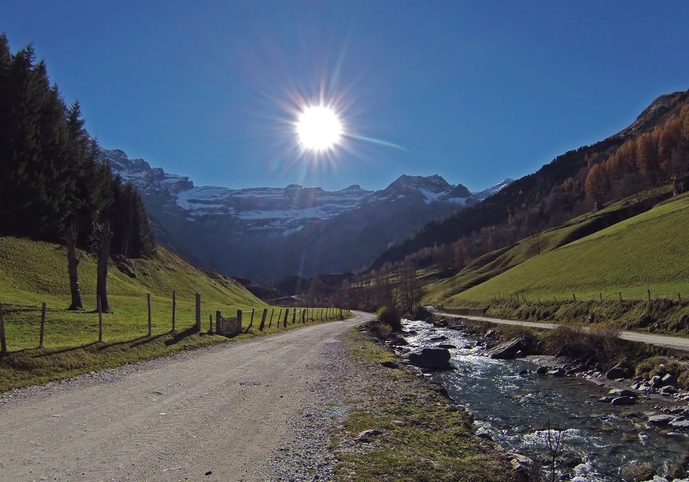 Plein soleil sur le cirque de Gavarnie (inscrit au Patrimoine mondial de l’Unesco) et son gave