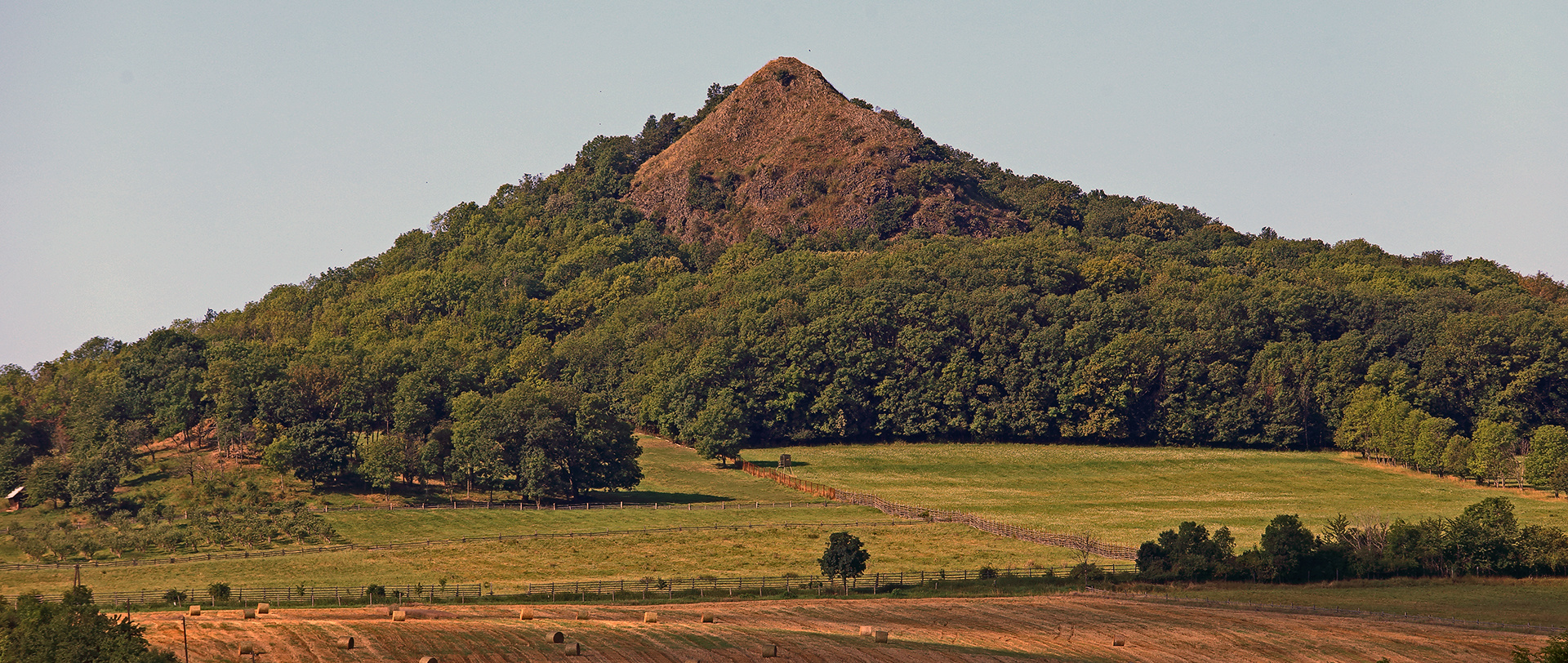 Plesivec Böhmisches Mittelgebirge Blick von Norden von Sutom