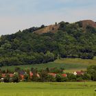 Plesivec (neben dem Hradec) der nur von Süden von Wanderern bestiegen werden kann 