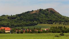 Plesivec (neben dem Hradec) der nur von Süden von Wanderern bestiegen werden kann 