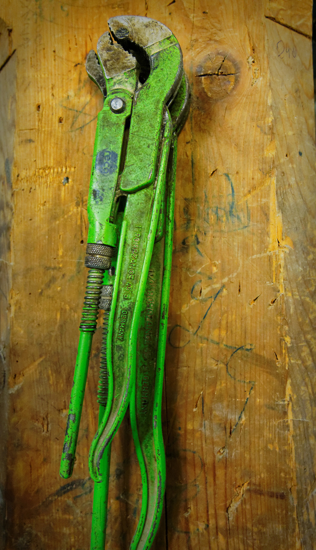 pliers in green