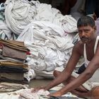 Plieur de linge dans une laverie de Bombay