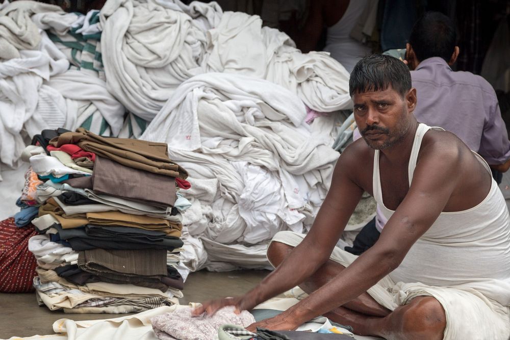 Plieur de linge dans une laverie de Bombay