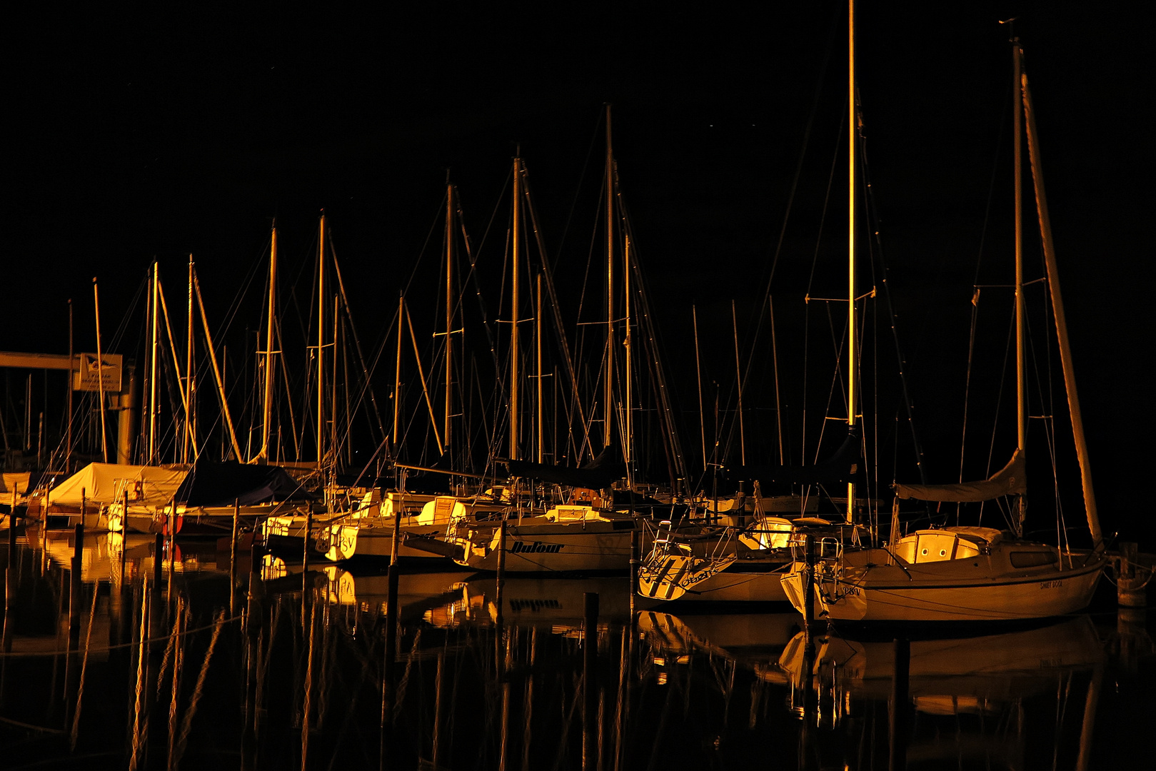 Plöner Seglerhafen in der Nacht