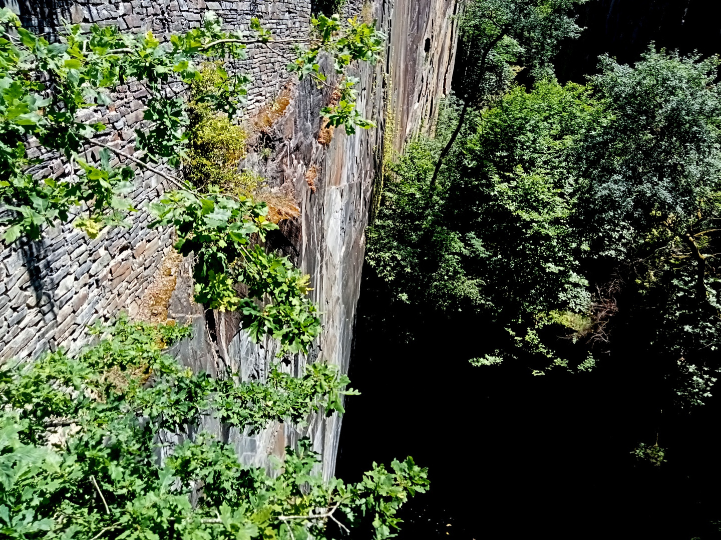 Plongée dans les pans de Travassac carrières d'ardoises en Corrèze.