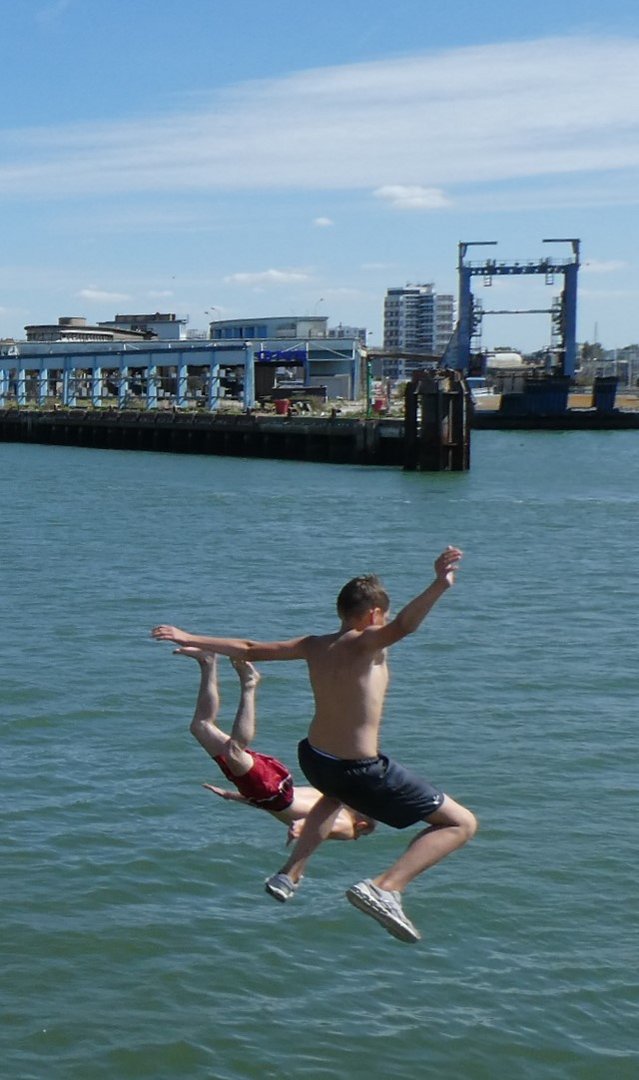 Plongeon dans le port