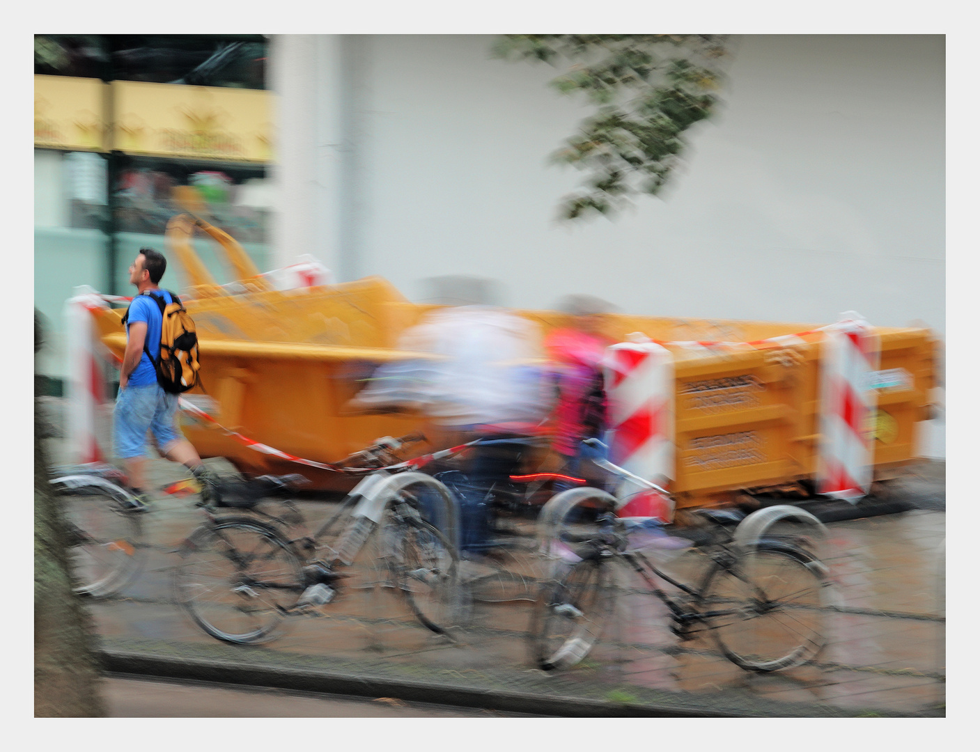 Plünderung eines Baucontainers...