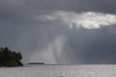 pluie croisée aux Maldives