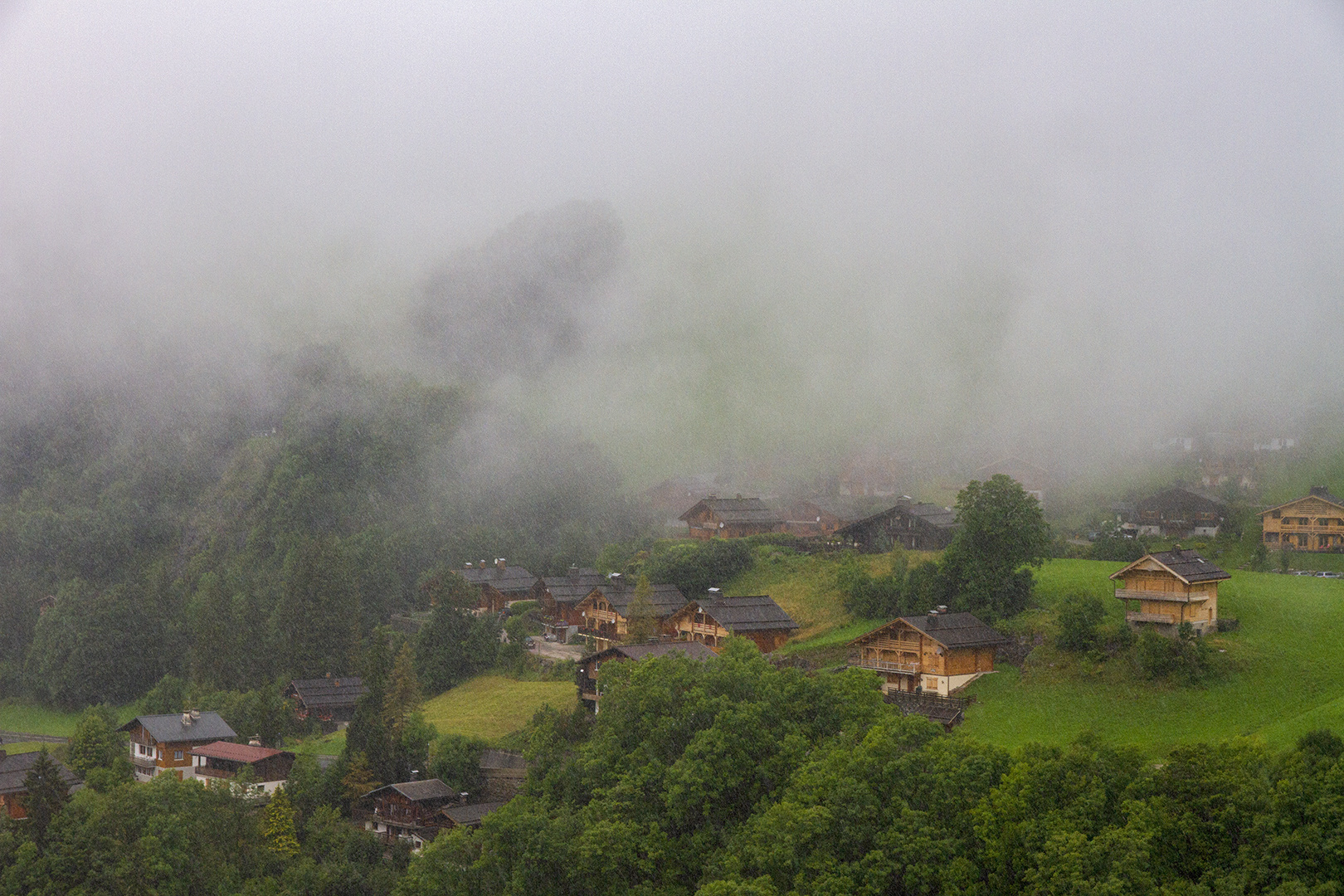 Pluie d'été sur la montagne