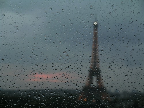 Pluie sur la Tour Eiffel