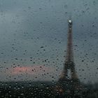 Pluie sur la Tour Eiffel