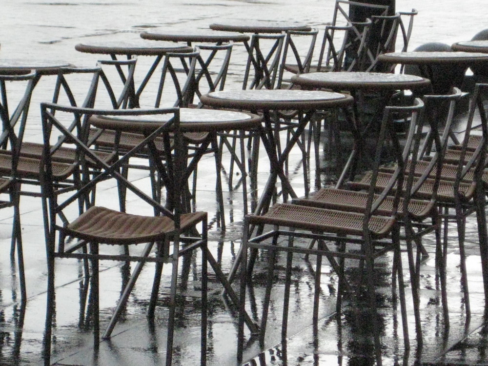 pluie sur les trottoirs de Paris