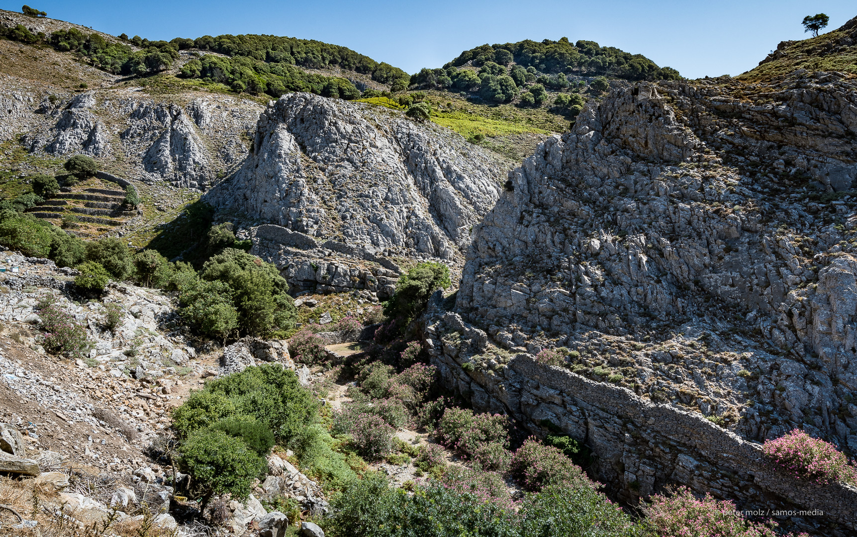 _PMZ1653-20180707-Ikaria_view_from_road_above Kosikia_FC_2200px-3