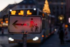 _PMZ2634-Verbessert-RR_20241130_Mainz_Schikanen_Bus+Schild_Theater_Gutenbergplatz_FC_5000px