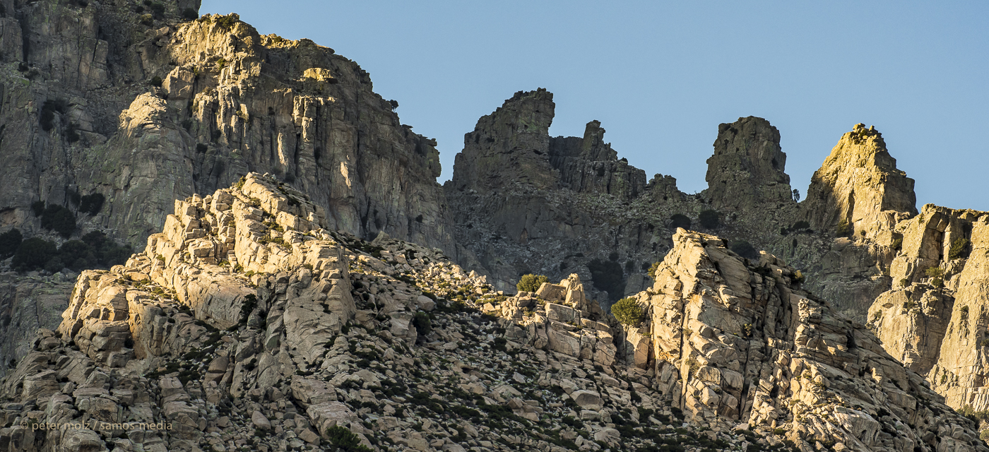 _PMZ4425-20180716-Ikaria_southcoast_Atheras_mountain_evening_light_1400px