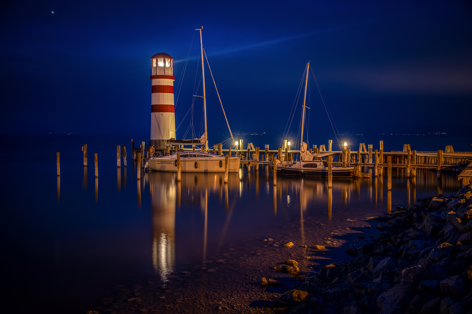 Podersdorf bei Nacht.