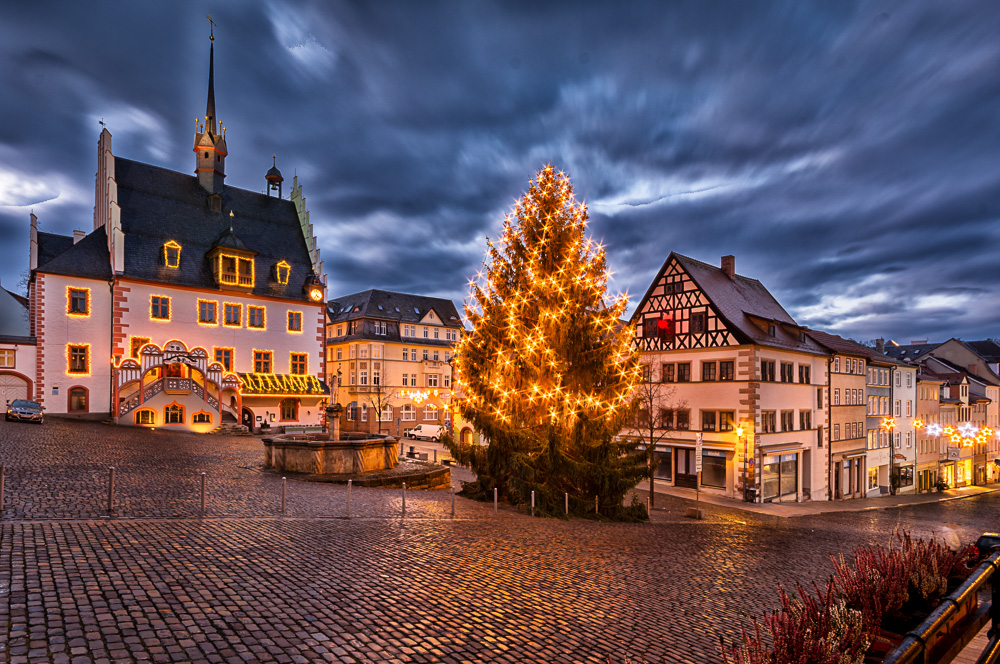 Pößnecker Markt im Weihnachtskleid