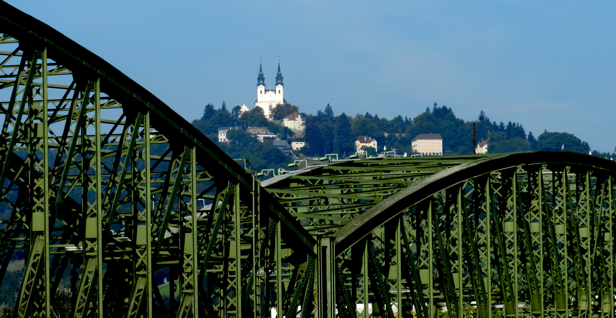 Pöstlingberg mit Eisenbahnbrücke