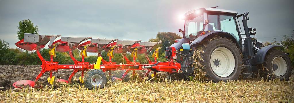 Pöttinger SERVO 35 S P-/46 Wc gezogen von einem Valtra N123 H5