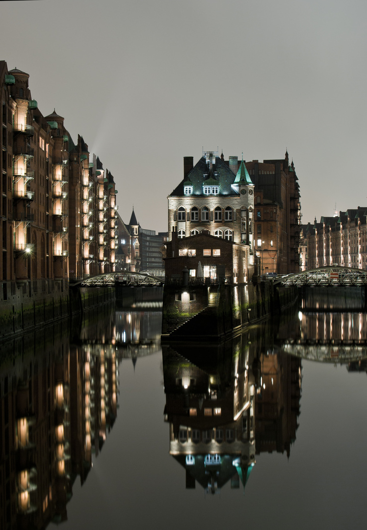 Poggenmühlenbrücke bei Nacht