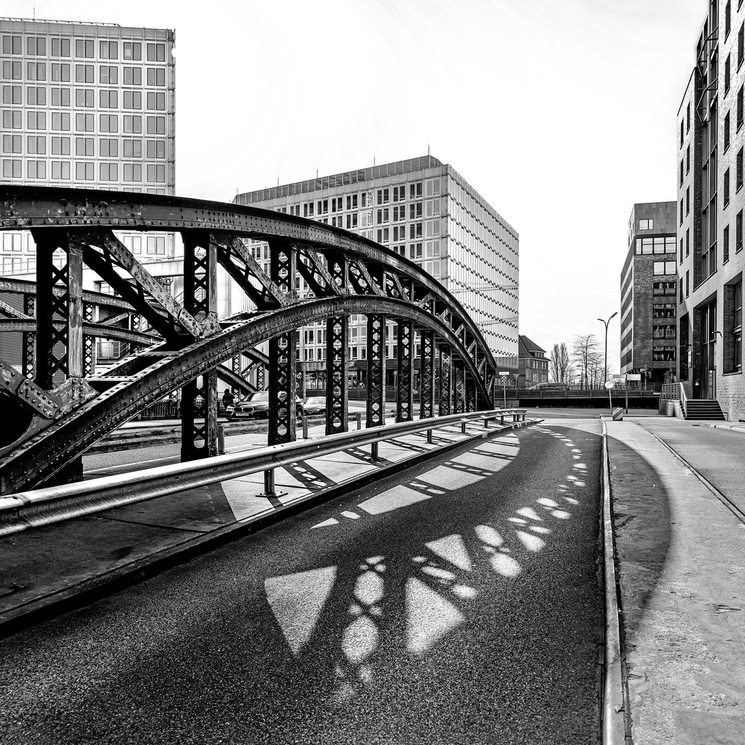 Poggenmühlenbrücke im Gegenlicht 