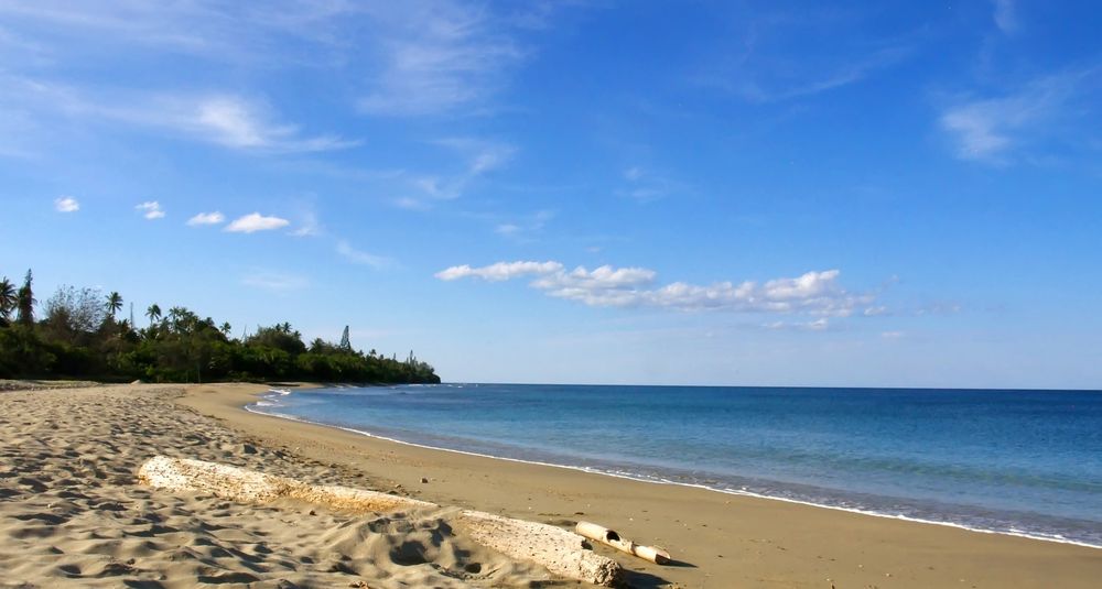 Poindimié: la plage devant l’hôtel Tieti – Der Strand vor dem Hotel Tieti