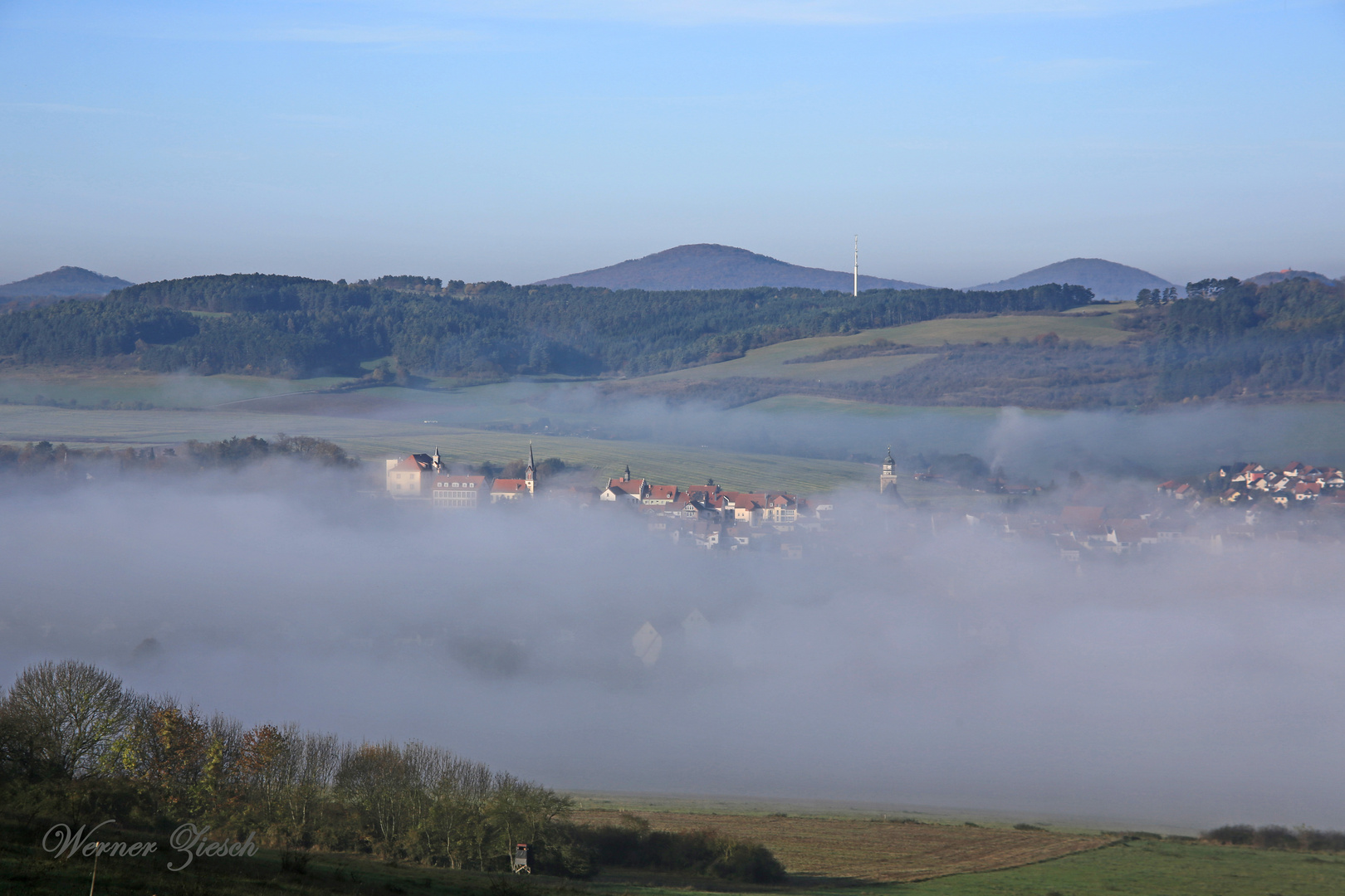 Point-Alpha-Stadt Geisa im Nebel