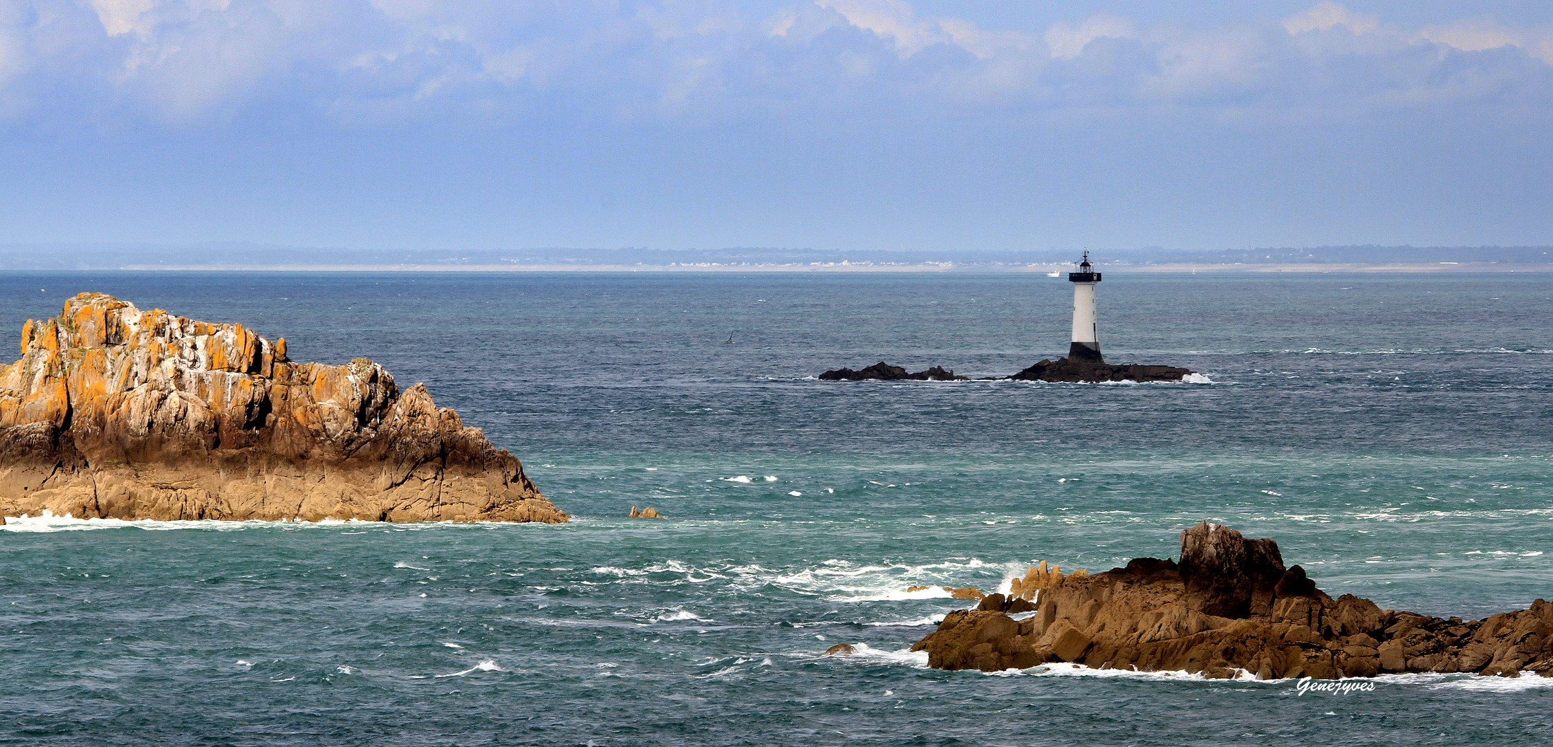 Pointe du Grouin, en regardant vers la Normandie.