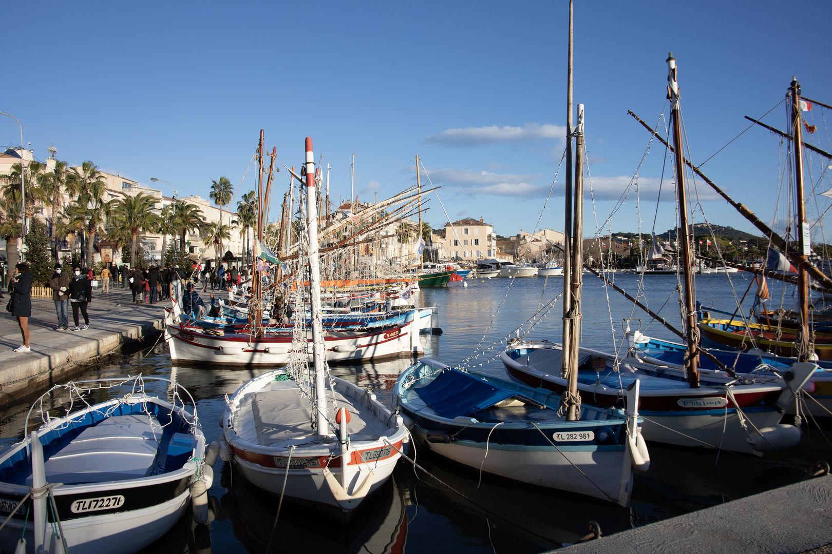 Pointus et voiles latines  à Sanary  