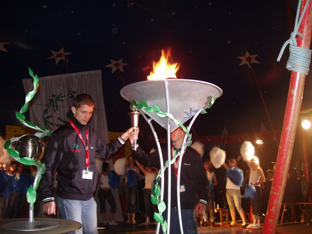 Pokal und Olympia Flamme Special Olympics