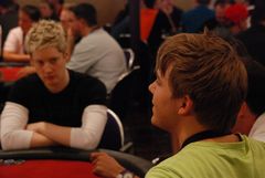 Pokerturnier - Neil Robertson (hintere Person)