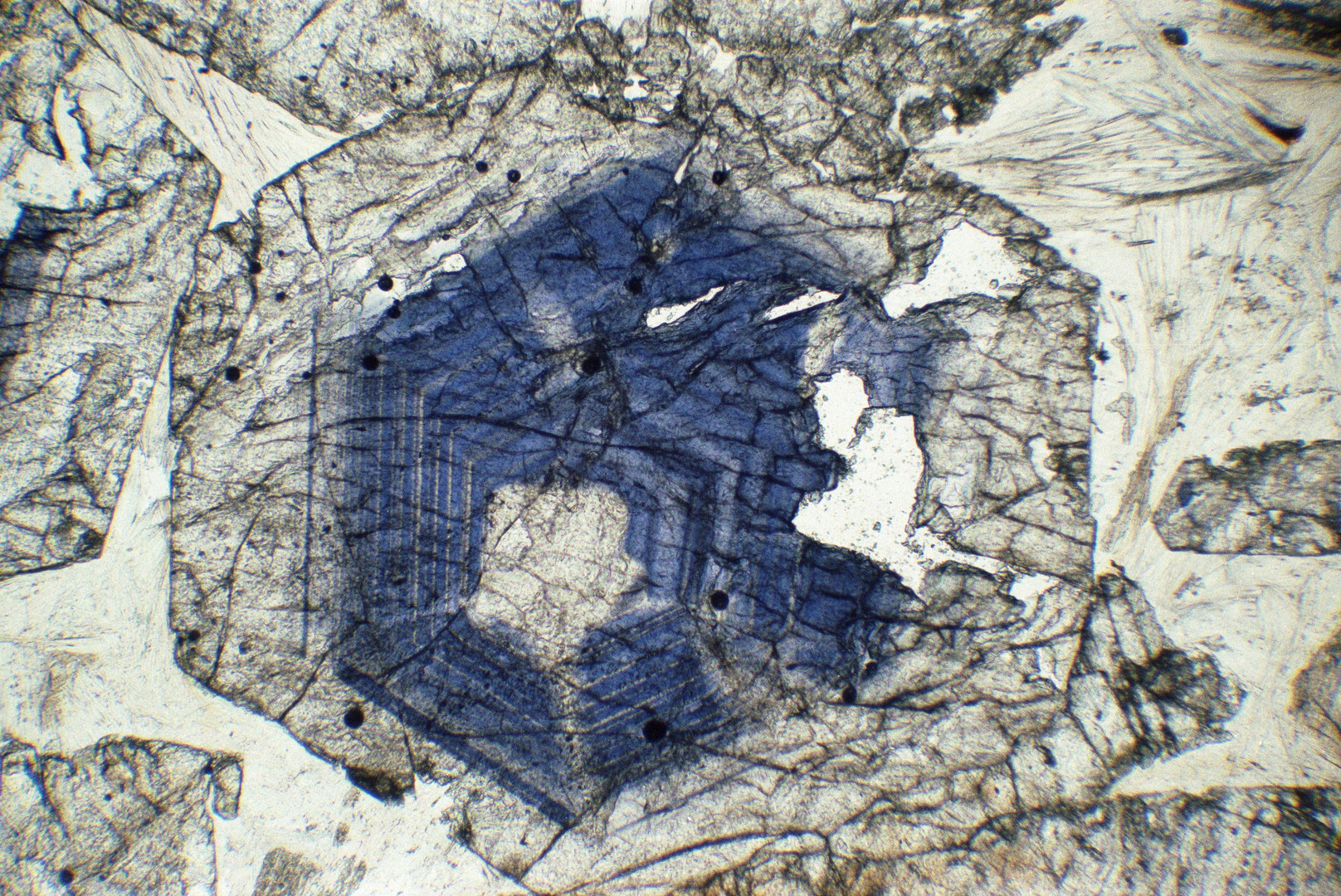 Polarisationsmikroskopie: Saphir in Korund-Sillimanitfels