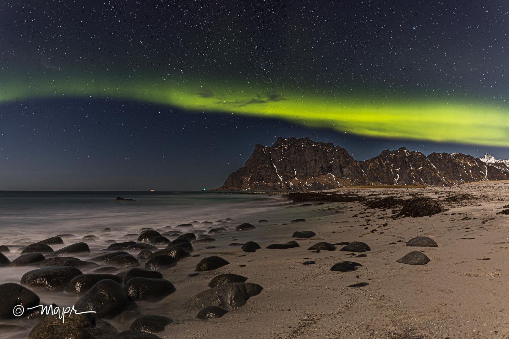 Polarlicht am Strand von Uttaklaiv auf den Lofoten