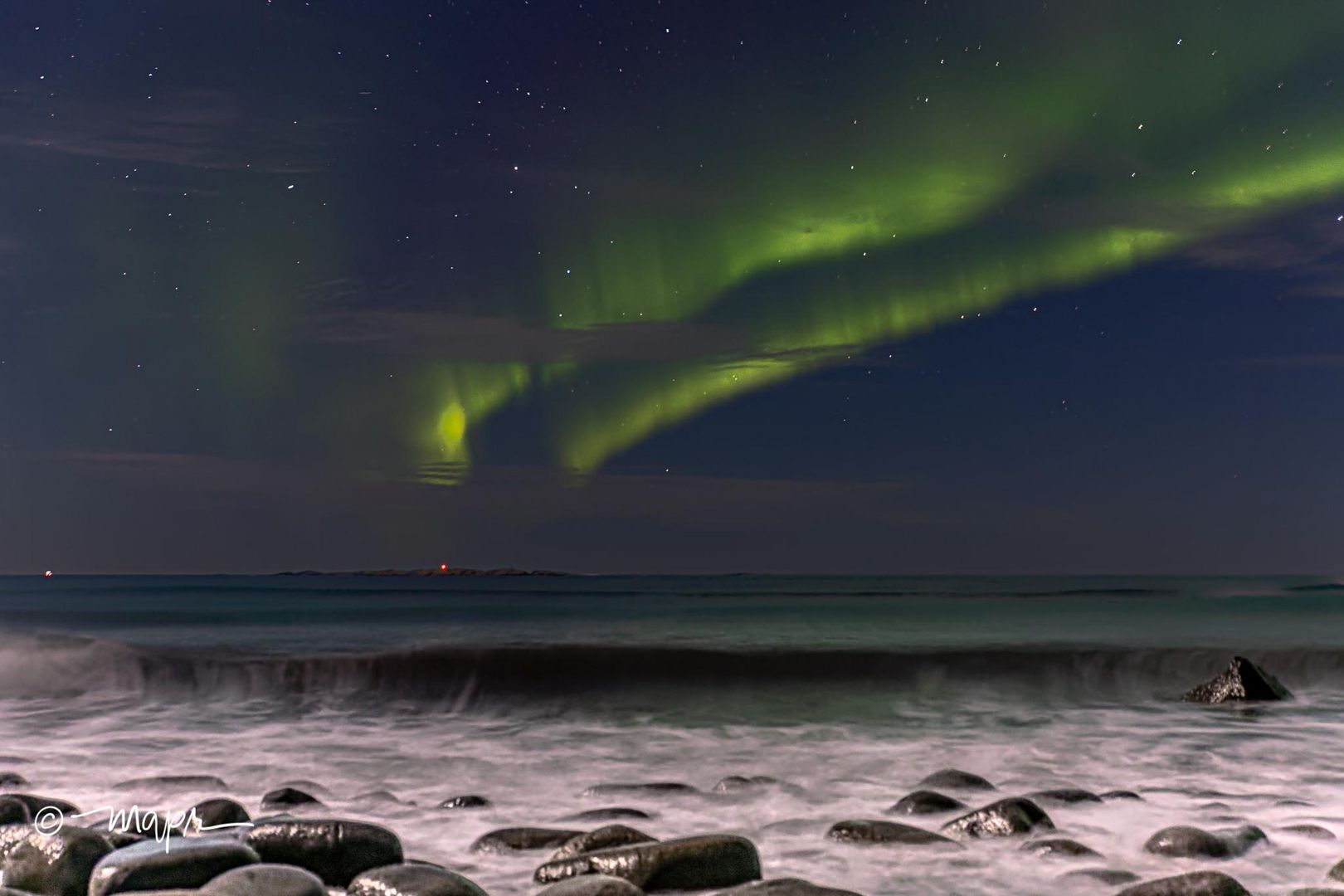 Polarlicht am Strand von Uttaklaiv auf den Lofoten