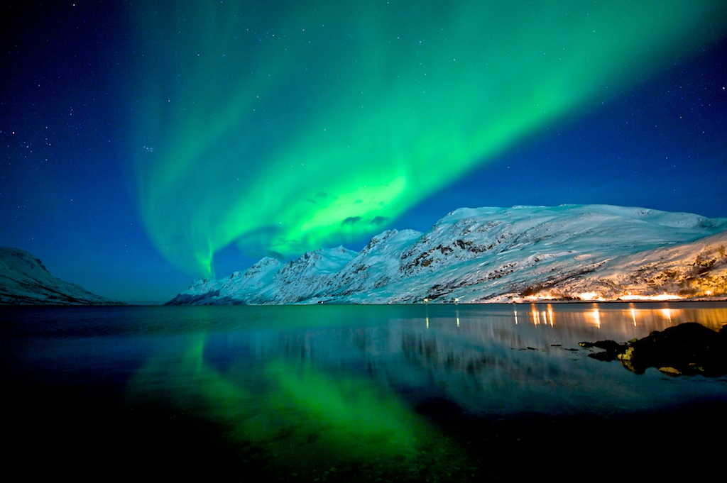 Polarlicht an Fjord Nähe Tromsö