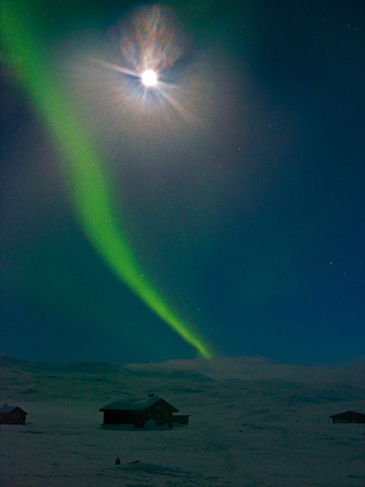 Polarlicht bei Vollmond