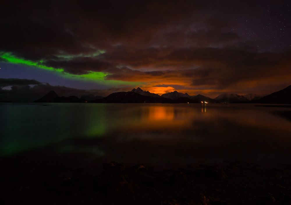 polarlicht, bewölkter himmel und letztes leuchten der sonne