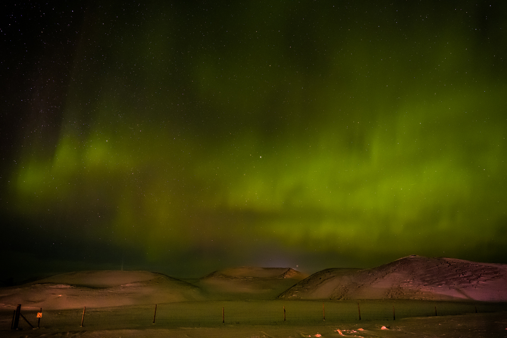 Polarlicht erhellt die Vulkanlandschaft am See Myvatn/Island