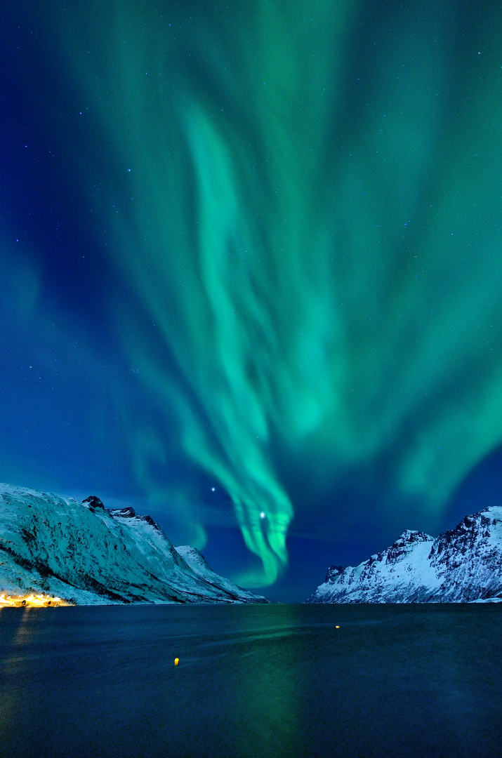 Polarlicht, Flammenmeer über dem Ersfjord mit Venus und Jupiter, Tromsö März 2012